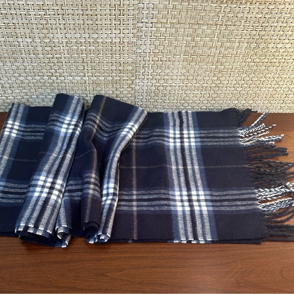 🌟HP🌟NWOT Navy Plaid Cashmink Scarf Made in Germany by V. FRAAS - Picture 2 of 7